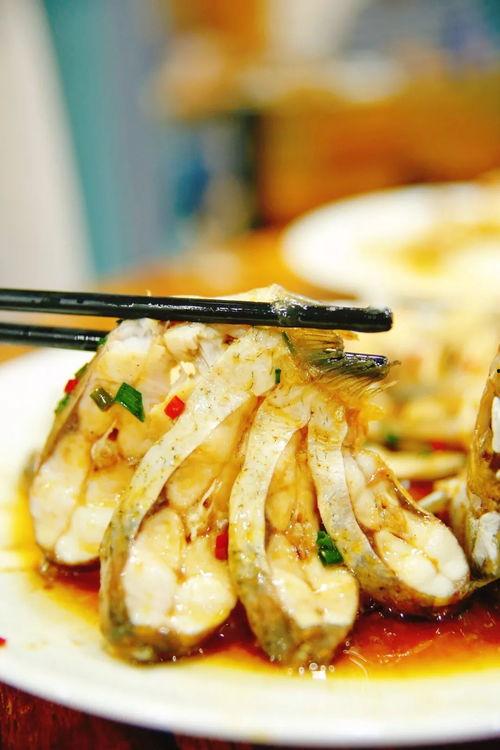 网红吃国产甜虾视频,美味口感引发网友热议！